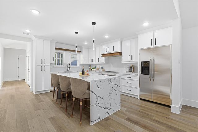  4525 Walker St, Houston, TX 77023