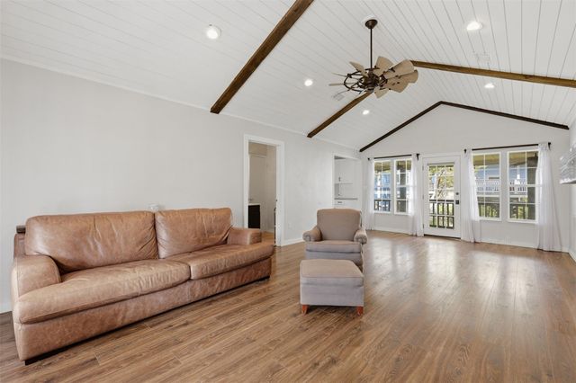 221 Oak Rd, Clear Lake Shores, TX 77565