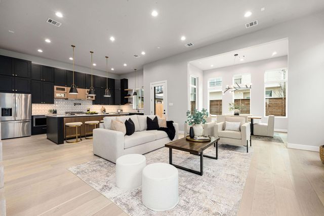  2307 St Emanuel St, Houston, TX 77004