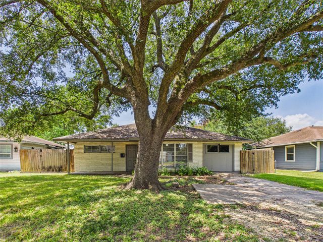 302 Sycamore, Hitchcock, TX, 77563