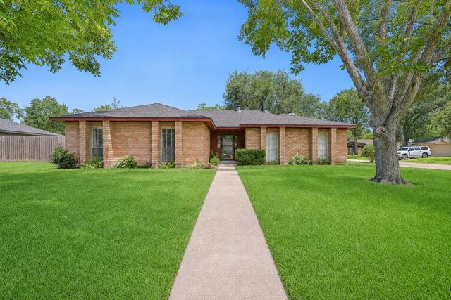 305 Castlelake, Friendswood, TX, 77546