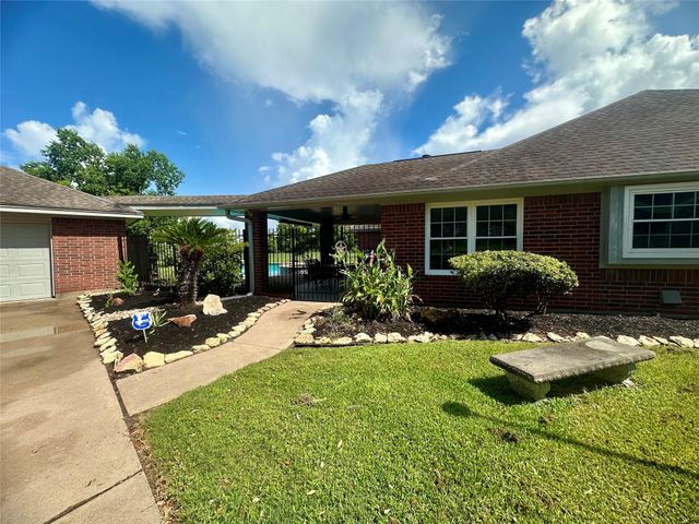  1614 Avenue Q, Santa Fe, TX 77510