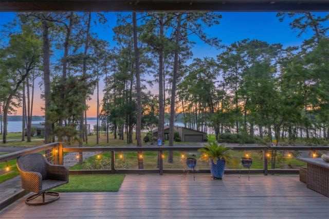  15696 Lakeway Dr, Willis, TX 77318