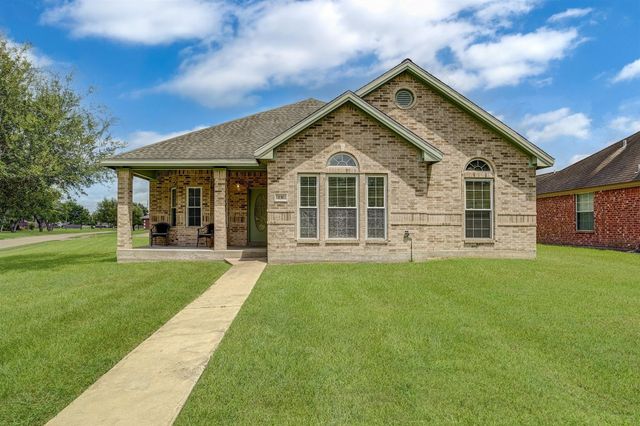  131 Silverbell Cir, Lake Jackson, TX 77566