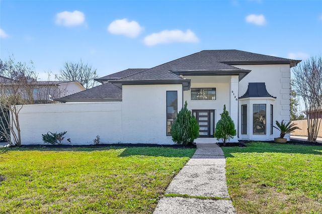  3138 Country Club Blvd, Stafford, TX 77477