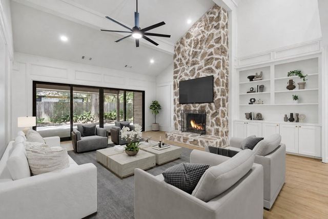 2 Crescent Falls, The Woodlands, TX, 77381