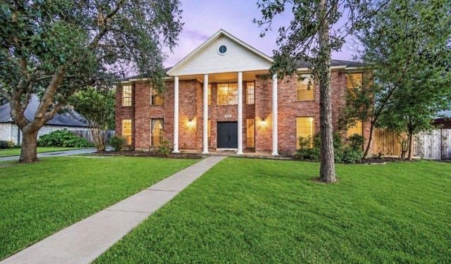  1414 W Castlewood Ave, Friendswood, TX 77546