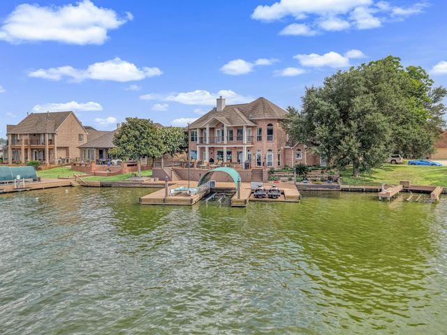  318 Bayshore Dr, Montgomery, TX 77356