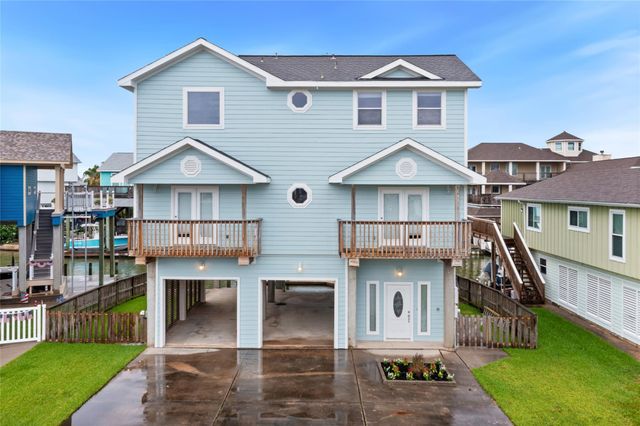 1110 Papeete St, Tiki Island, TX 77554
