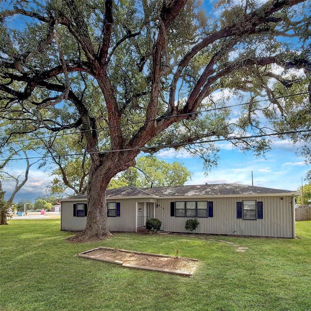 819 Kyle, Clute, TX, 77531