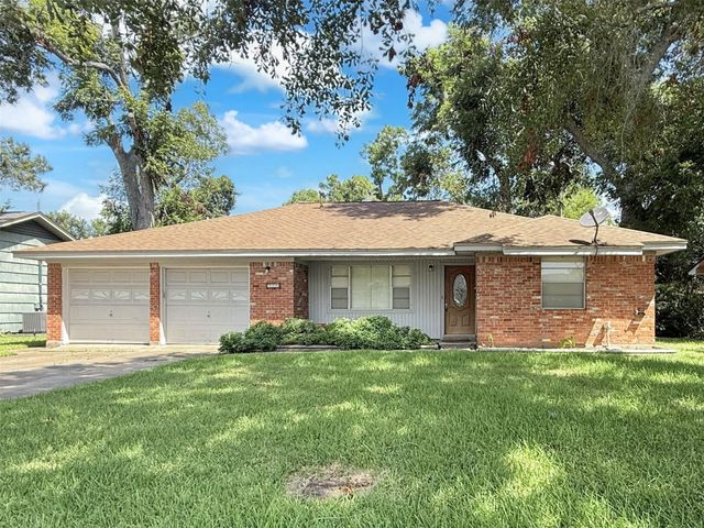  315 Pine St, Lake Jackson, TX 77566