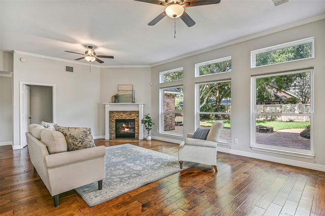  513 Meadow Bend Dr, Friendswood, TX 77546