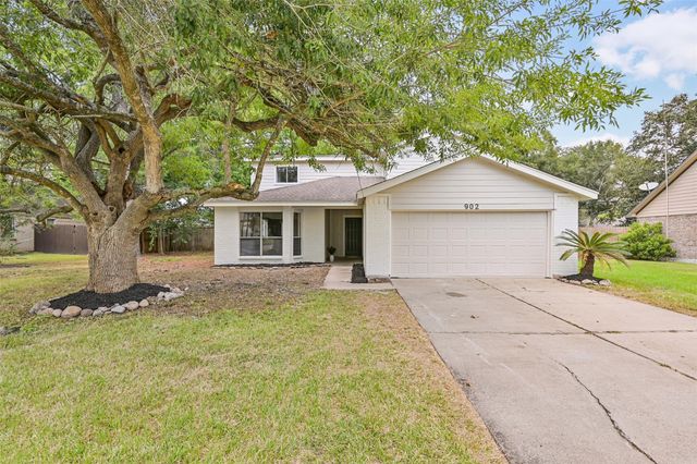  902 Essex Dr, Friendswood, TX 77546