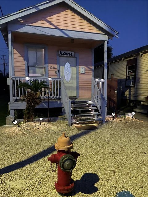  1214 42nd St, Galveston, TX 77550