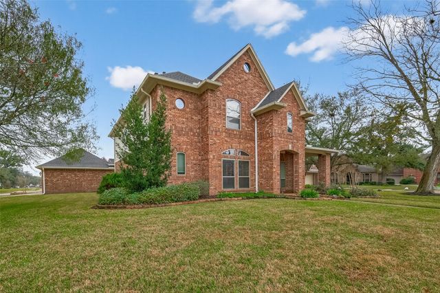 51 English Oak Ct, Lake Jackson, TX 77566