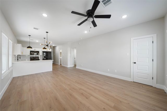 402 37th, Houston, TX, 77018