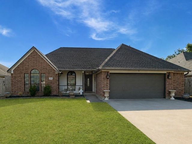  205 Madison Ave, Clute, TX 77531