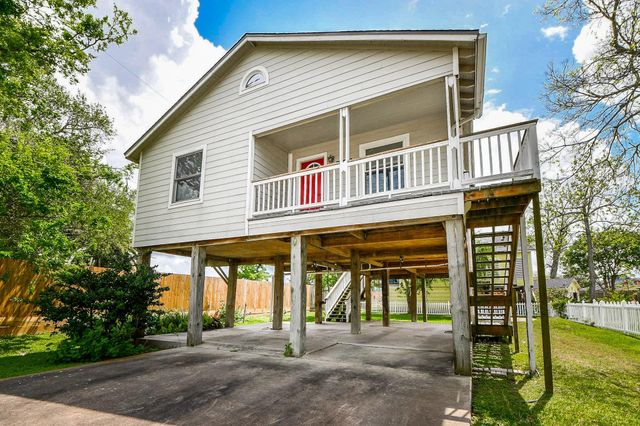  704 6th St, Kemah, TX 77565