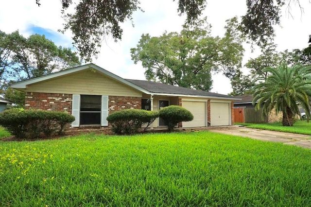  324 Pine St, Lake Jackson, TX 77566