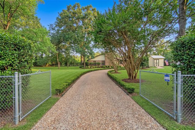 6556 Golden Oaks Dr, Conroe, TX 77385
