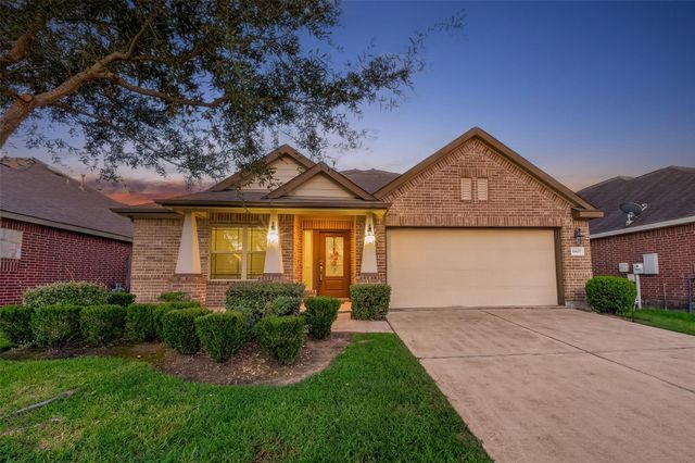  6807 Peach Mill Ln, Dickinson, TX 77539