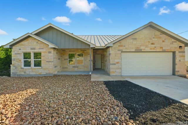 207 DEER OAKS DR