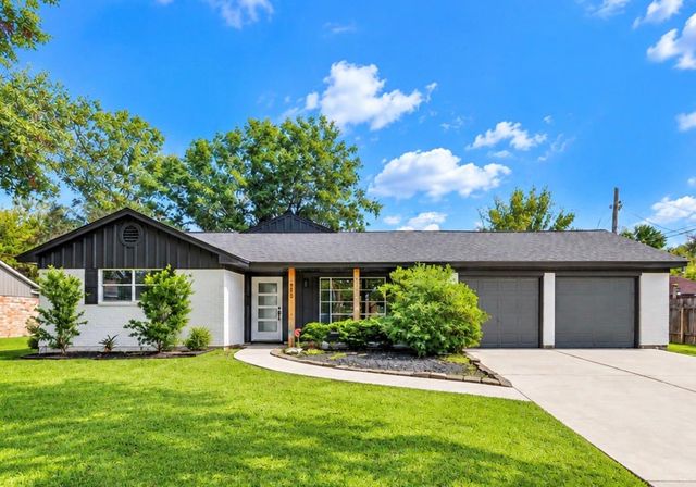 910 Cedar, El Lago TX 77586