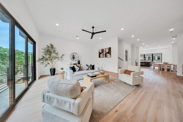  1135 Lake Pointe Pkwy, Sugar Land, TX 77478