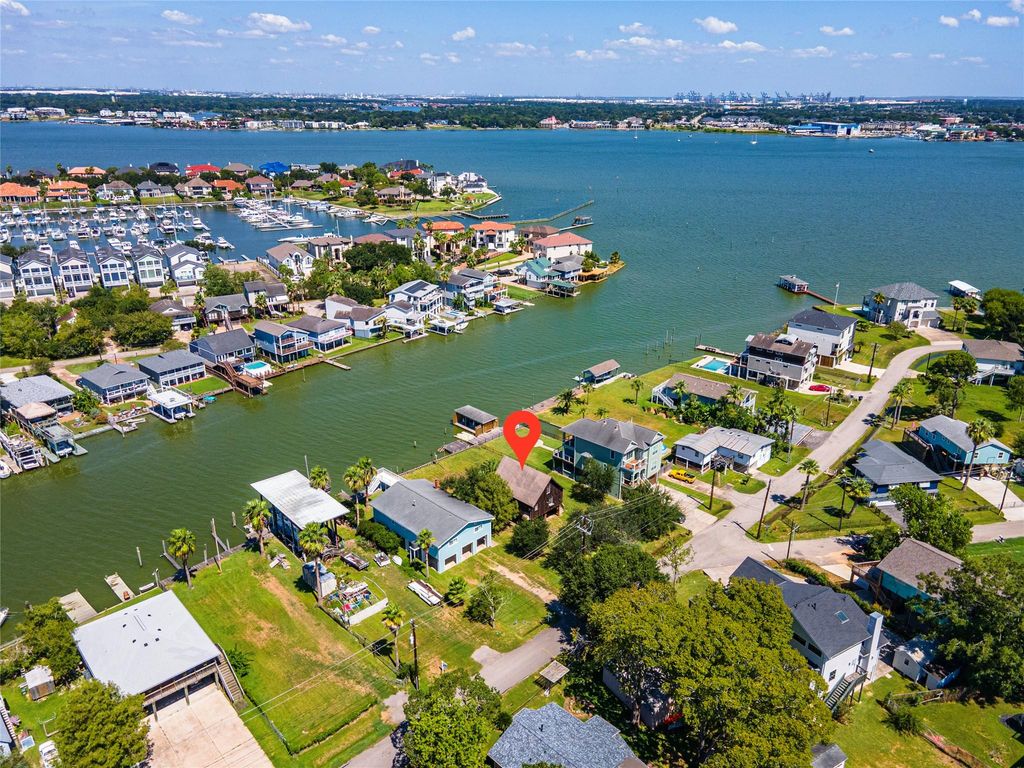 2124 Cove Park Dr, Kemah