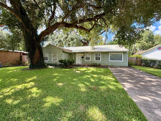  409 Oak Dr, Lake Jackson, TX 77566