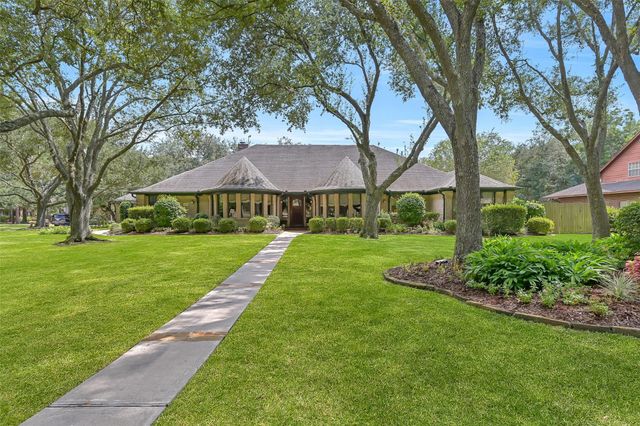  203 W Spreading Oaks Ave, Friendswood, TX 77546