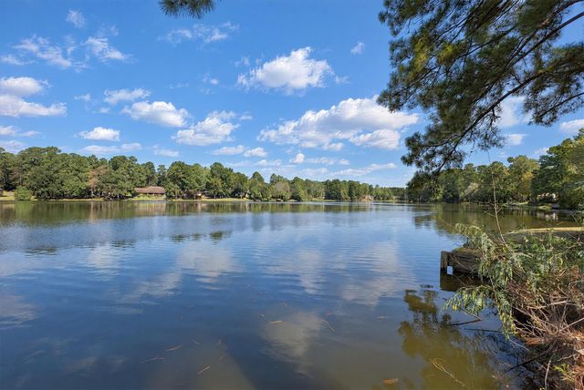 1913 East Lake, Huntsville, TX, 77340