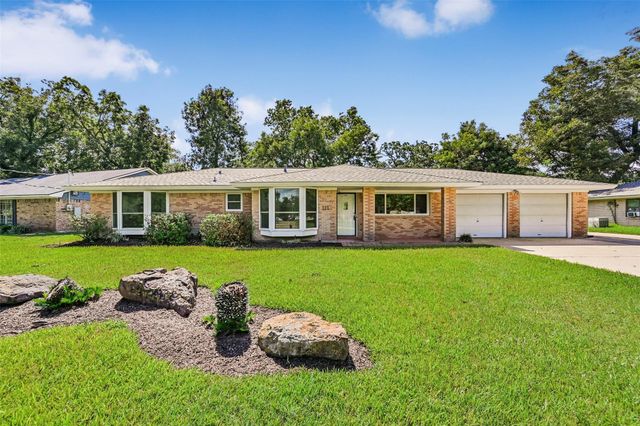  111 Southern Oaks Dr, Lake Jackson, TX 77566