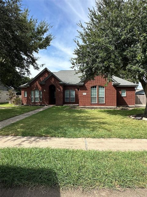  101 Mallard Dr, Clute, TX 77531