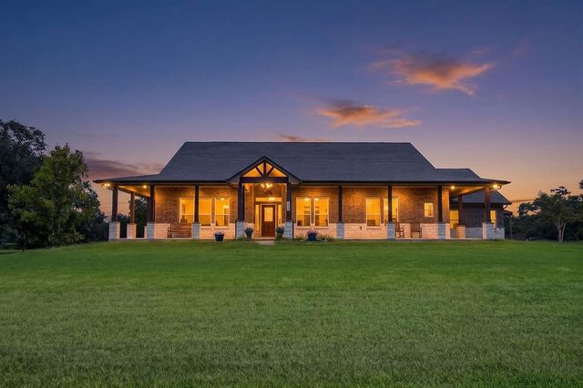  155 Horse Shoe Trl, Angleton, TX 77515
