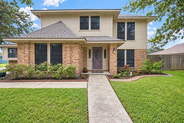  131 Frostwood Dr, Lake Jackson, TX 77566