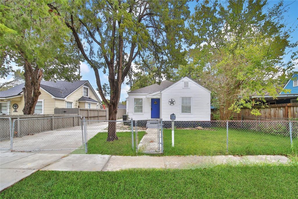 7707 Arberry St, Houston, TX 77012