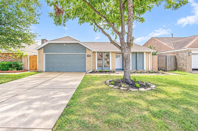  11935 River Meadow Ln, Meadows Place, TX 77477