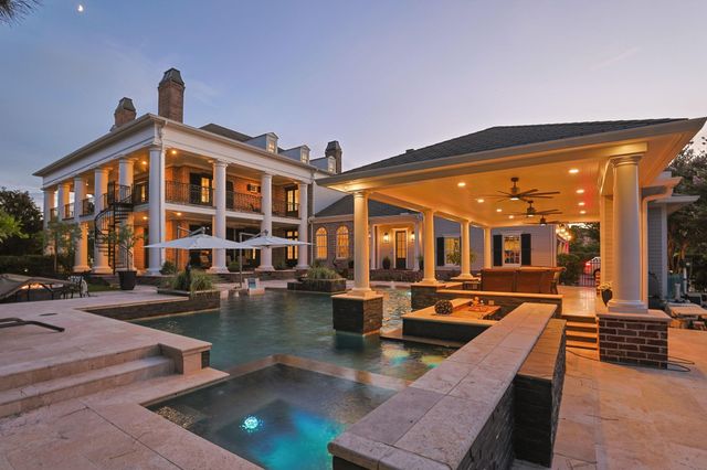 2 Georgian Row, The Woodlands, TX 77380