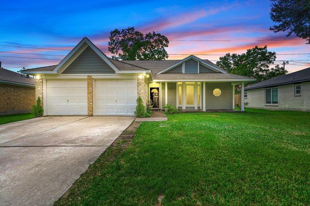  305 Seacrest Blvd, League City, TX 77573