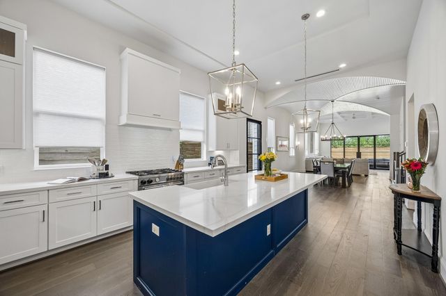  541 W 27th St, Houston, TX 77008