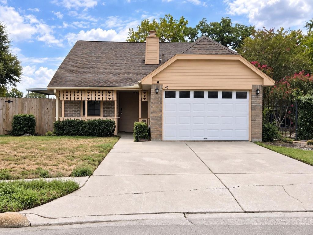 40 Crestbriar Ct, Baytown, TX 77521